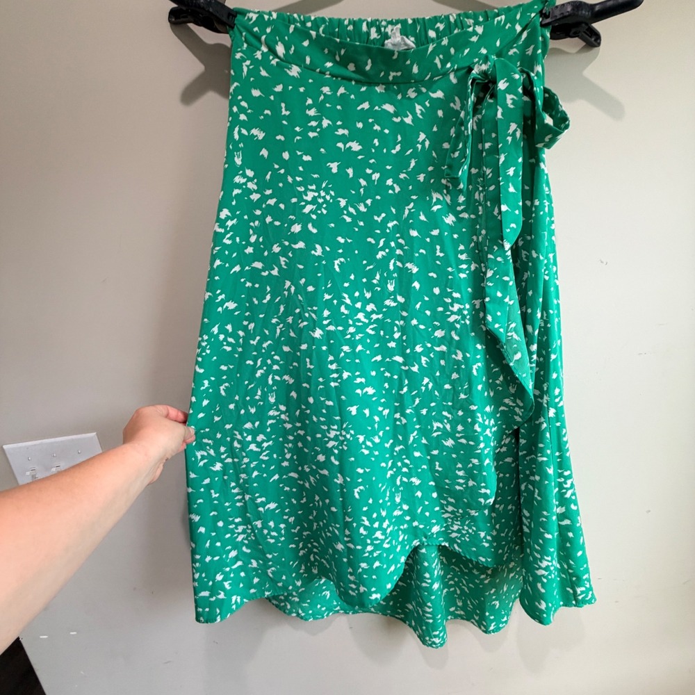 LE LIS Wrap Skirt Women XL Green White Ruffle Flowy Cottagecore Ditsy Floral